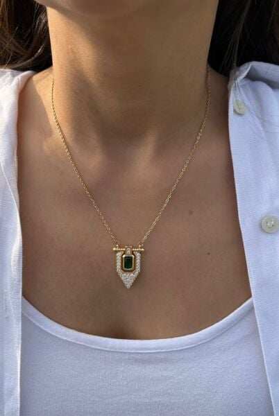 Siyah Taşlı Üçgen Uçlu Kolye