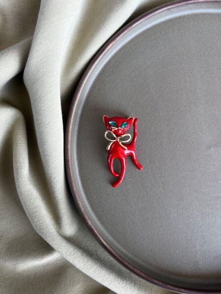 Kırmızı Kurdeleli Kedi Broş