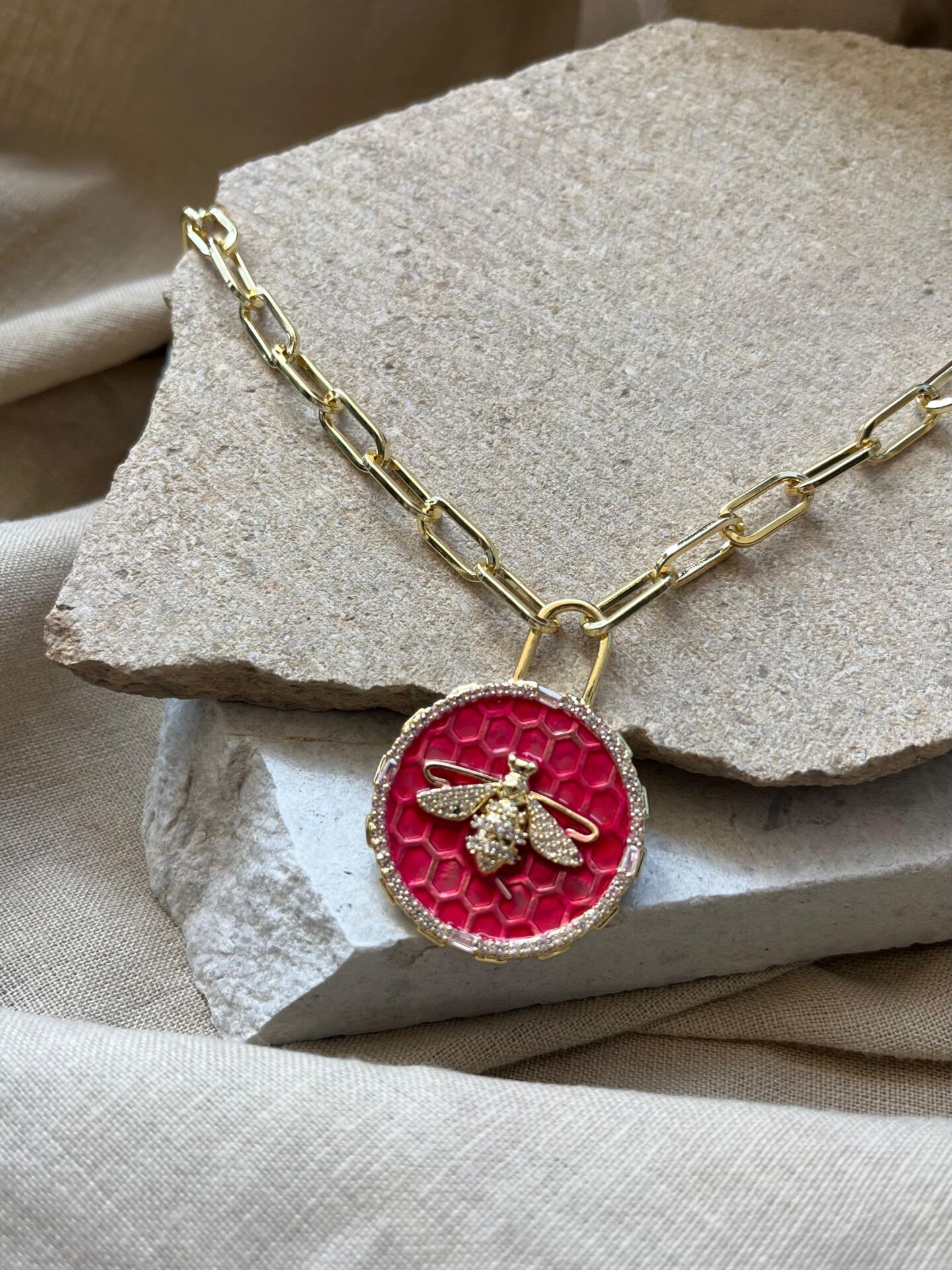 Pembe Arı Uçlu Kolye