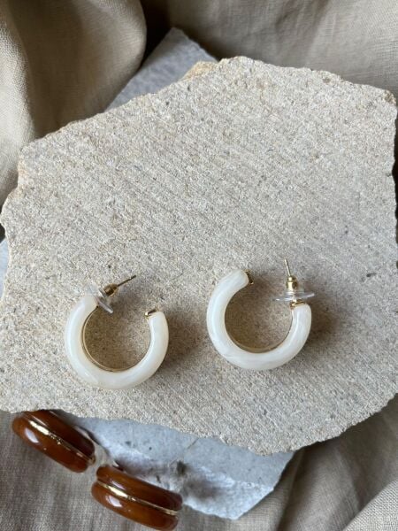 Altın Rengi Şeritli Kemik Krem Küpe