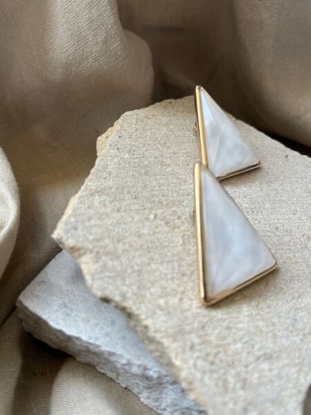 Beyaz Taşlı Üçgen Küpe