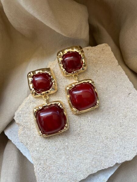 Kare Altın Renk Çerçeveli Bordo Taşlı Küpe