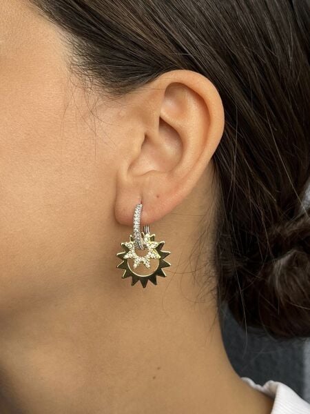 Altın Renkli Çarklı Taşlı Küpe