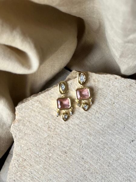 Pembe Taşlı Altın Renkli Küpe