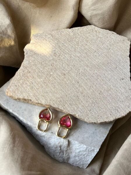 Kırmızı Kalpli Kilit Desenli Küpe