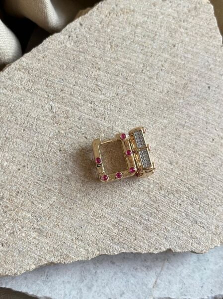 Pembe Küçük Taş Detaylı Kare Küpe