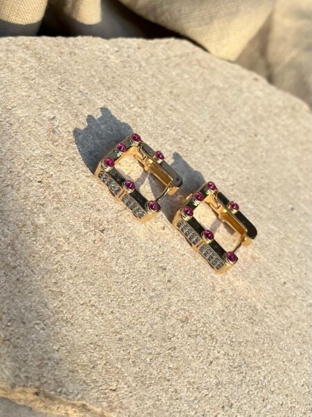 Pembe Küçük Taş Detaylı Kare Küpe