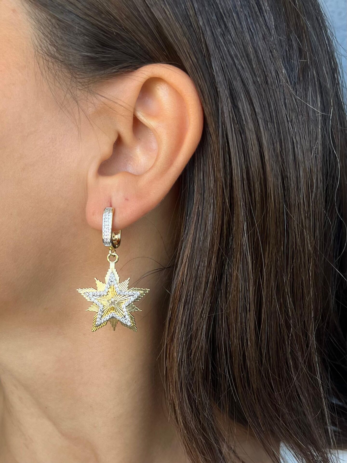 Taşlı Altın Renkli Yıldız Küpe