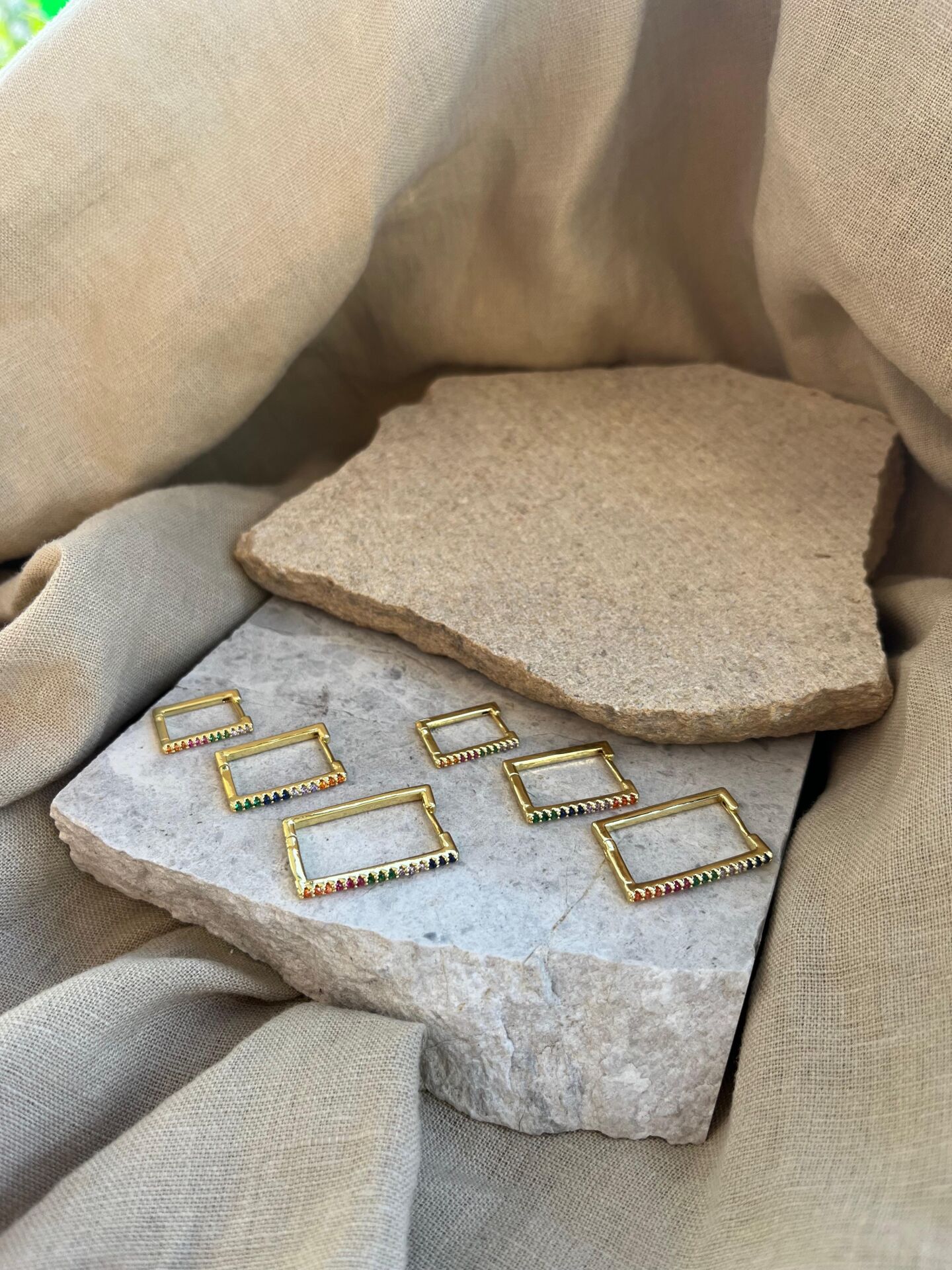 Renkli Taşlı Dikdörtgen Altılı Küpe