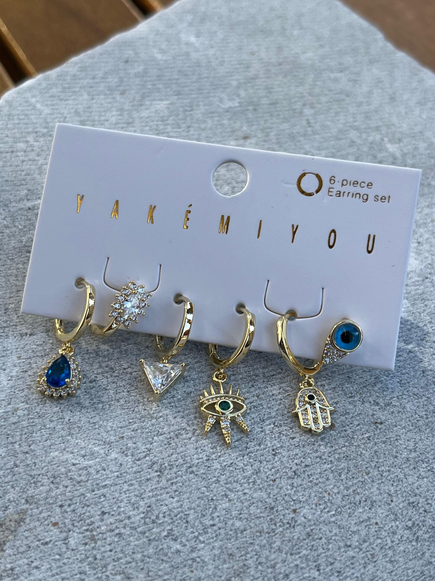 Yakemiyou Göz Temalı Altılı Küpe