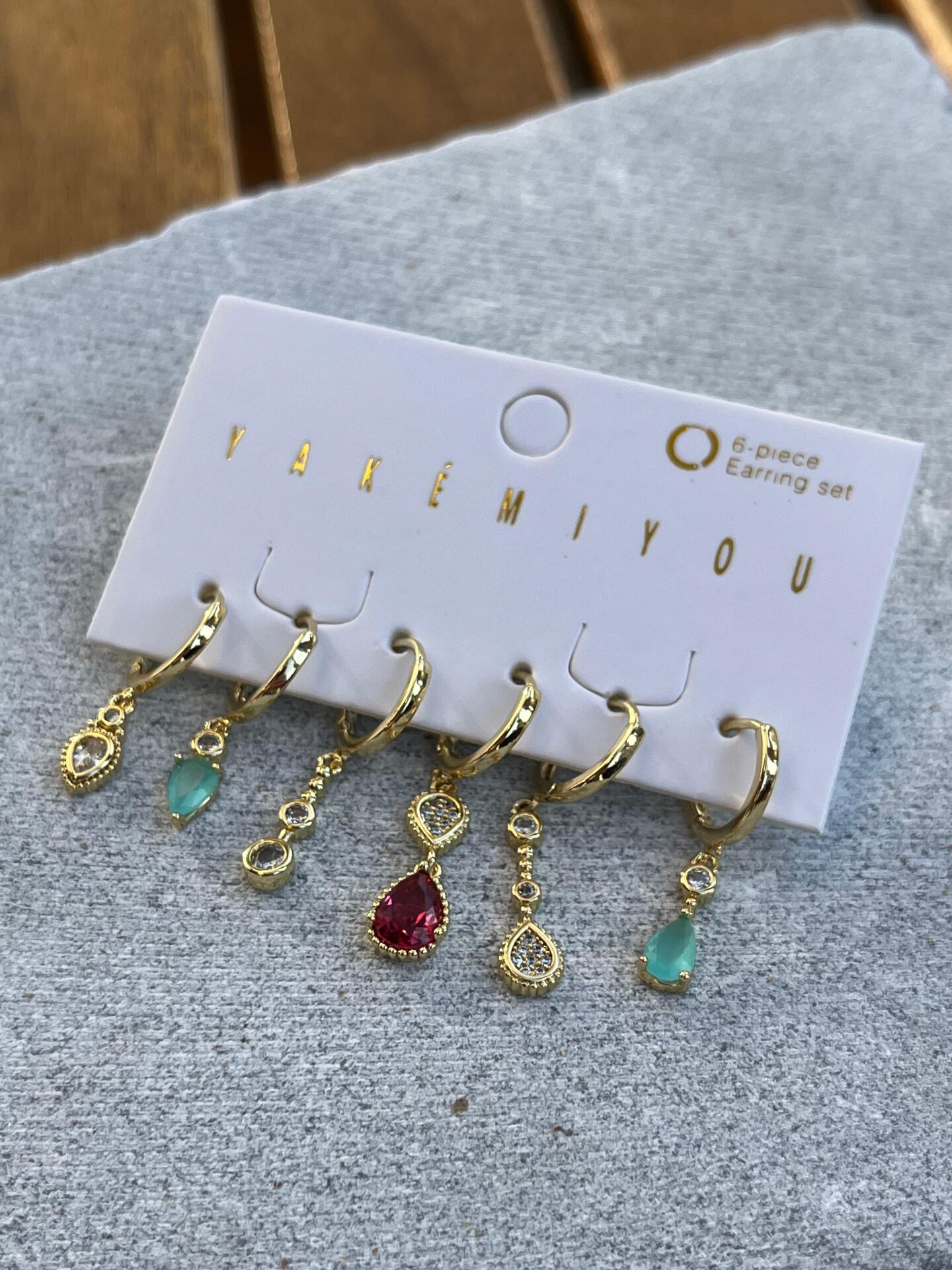 Yakemiyou Taş Detaylı Altılı Küpe