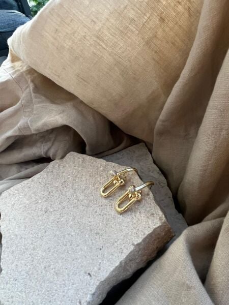 Altın Renkli Geçmeli Zincir Küpe