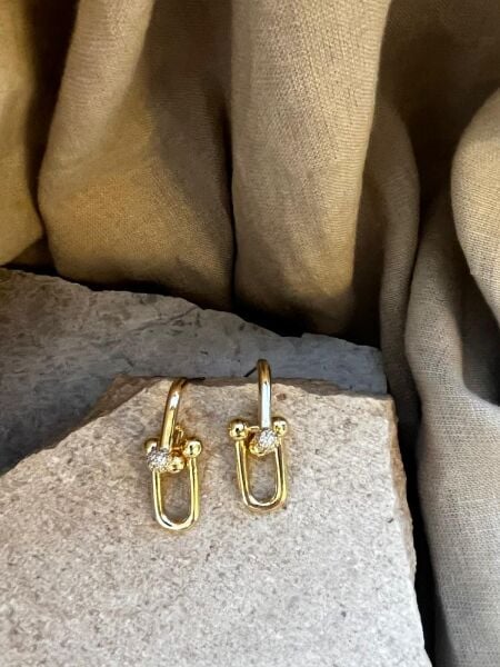 Altın Renkli Geçmeli Zincir Küpe