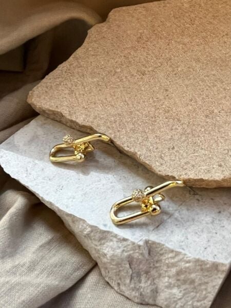 Altın Renkli Geçmeli Zincir Küpe