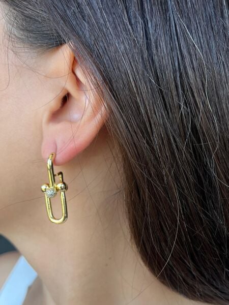 Altın Renkli Geçmeli Zincir Küpe