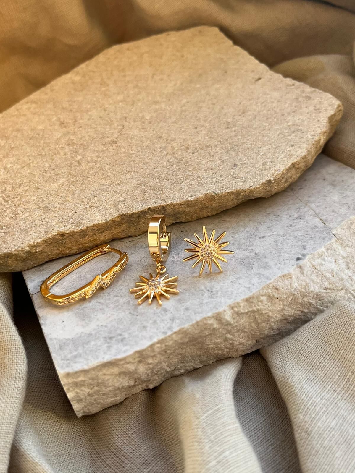 Altın Renkli Yıldızlı Taşlı Üçlü Küpe