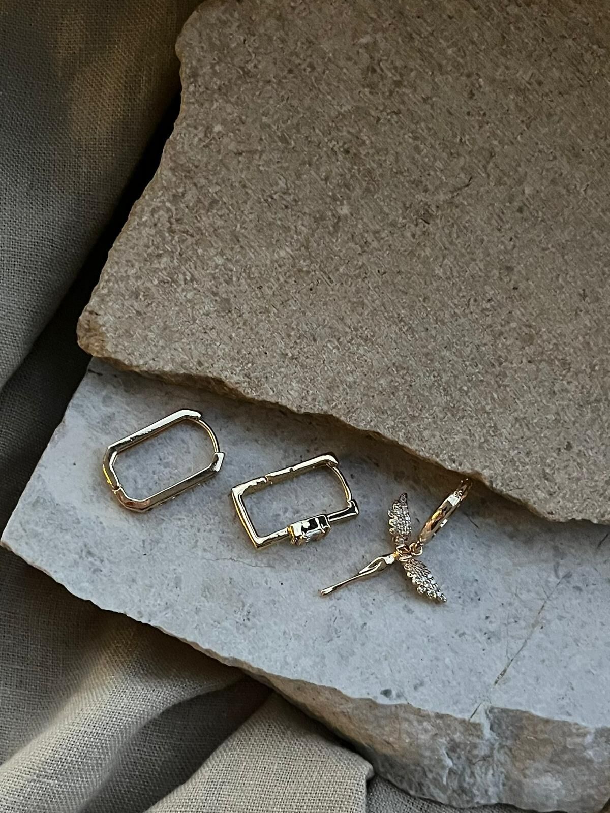 Altın Renkli Taşlı Melekli Üçlü Küpe