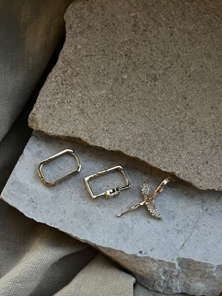 Altın Renkli Taşlı Melekli Üçlü Küpe