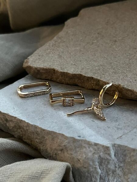 Altın Renkli Taşlı Melekli Üçlü Küpe