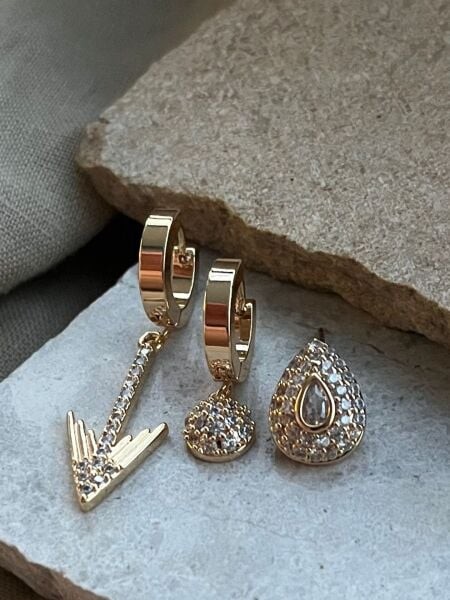 Altın Renkli Oklu Taşlı Üçlü Küpe