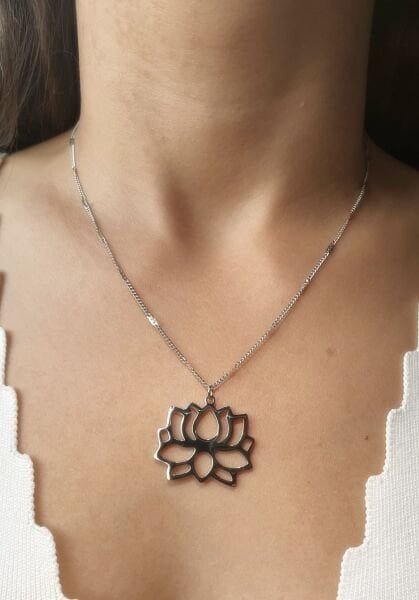 Gümüş Renkli Lotus Uçlu Kolye