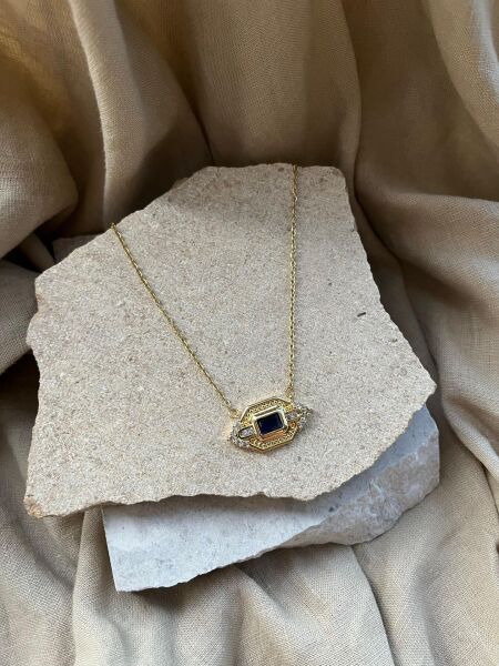 Siyah Taşlı Altıgen Uçlu Kolye