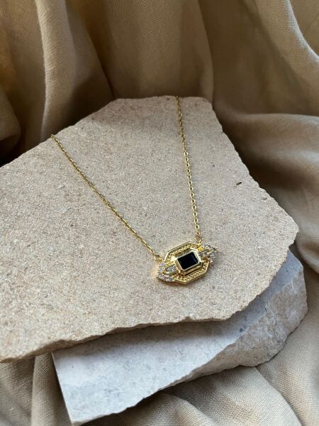 Siyah Taşlı Altıgen Uçlu Kolye