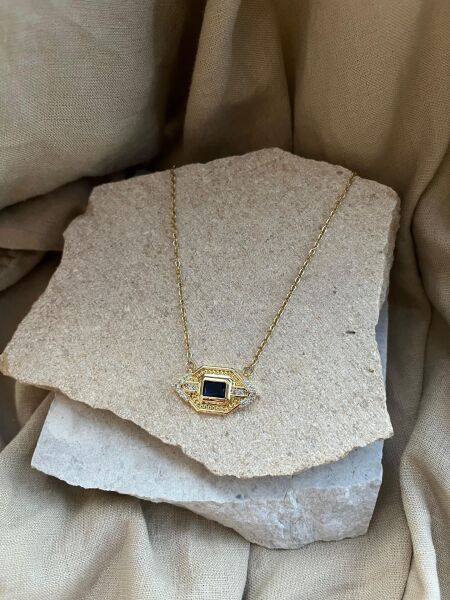 Siyah Taşlı Altıgen Uçlu Kolye