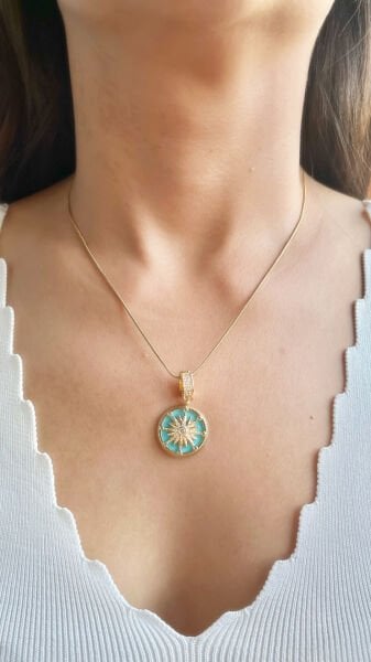 Mavi Zeminli Yıldız Uçlu Kolye