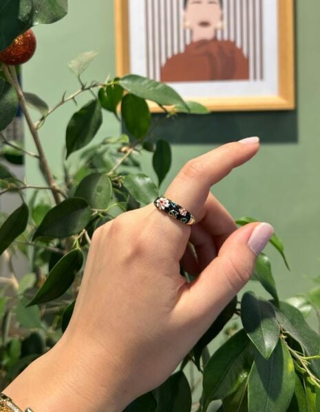 Siyah Mineli Yüzük