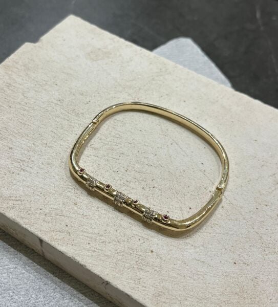 Altın Renkli Taşlı Kelepçe