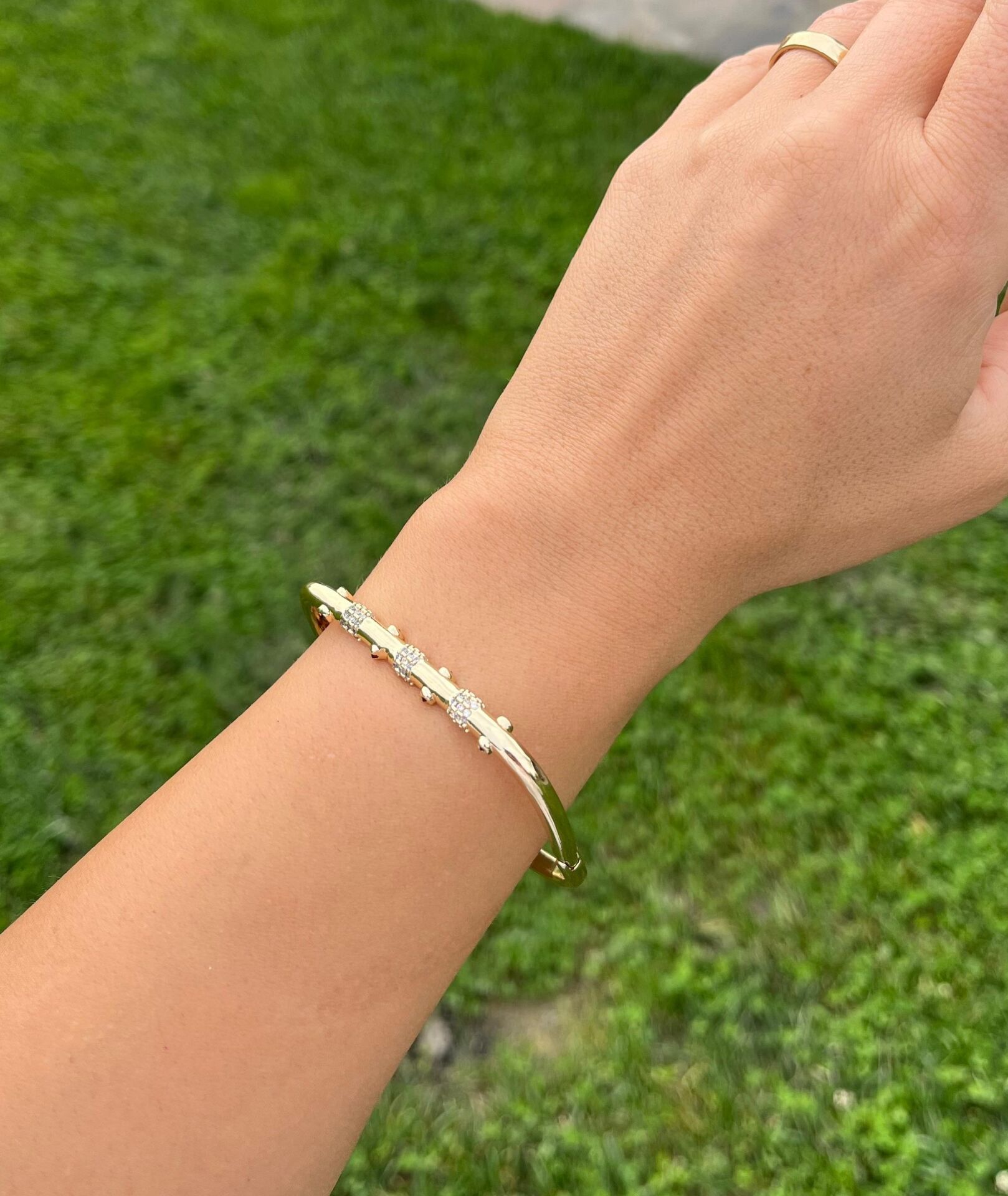 Altın Renkli Taşlı Kelepçe