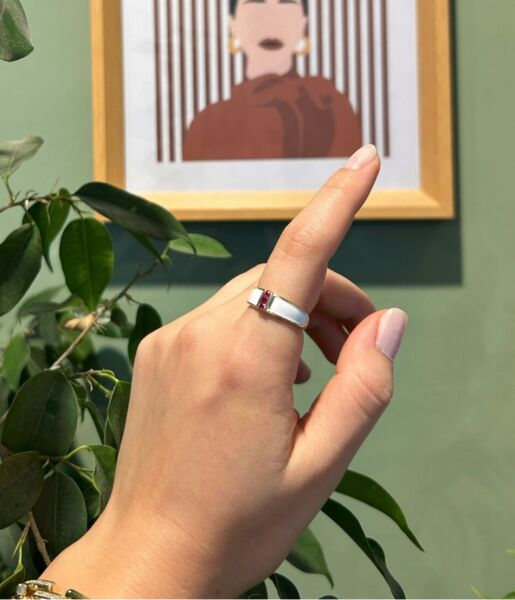 Kırmızı Taşlı Beyaz Şerit Yüzük