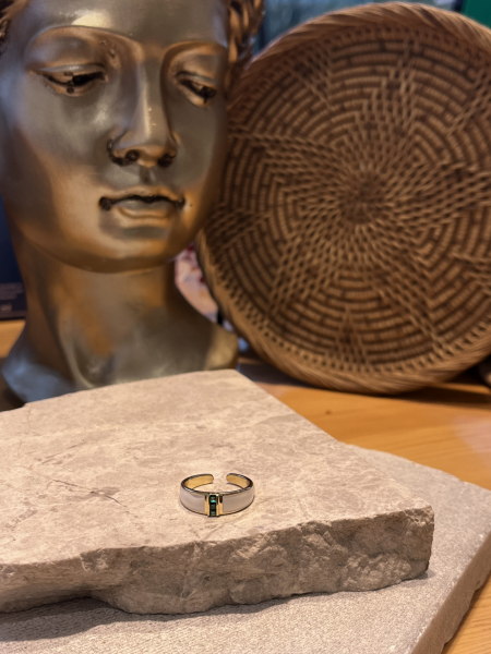 Yeşil Taşlı Beyaz Şerit Yüzük