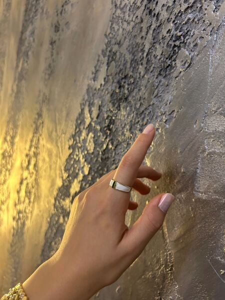 Yeşil Taşlı Beyaz Şerit Yüzük