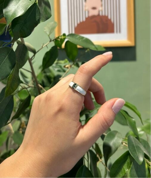 Yeşil Taşlı Beyaz Şerit Yüzük