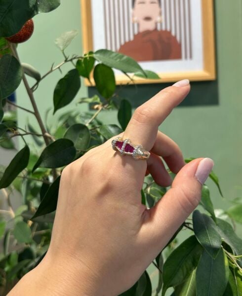 Kırmızı Taşlı İşlemeli Yüzük