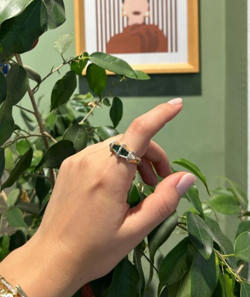 Yeşil Taşlı İşlemeli Yüzük