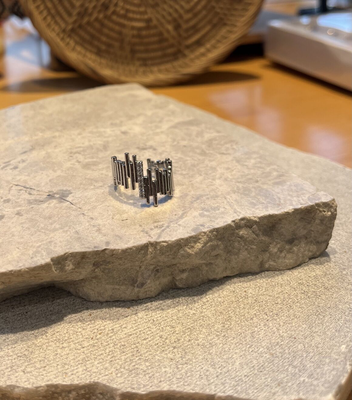 Gümüş Renkli Taşlı Çubuk Yüzük