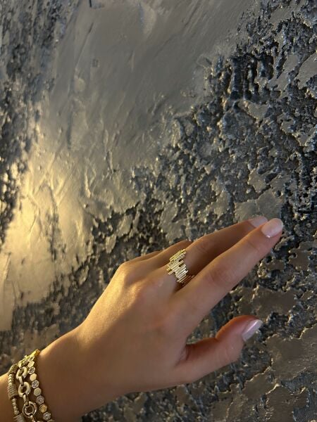 Altın Renkli Taşlı Çubuk Yüzük