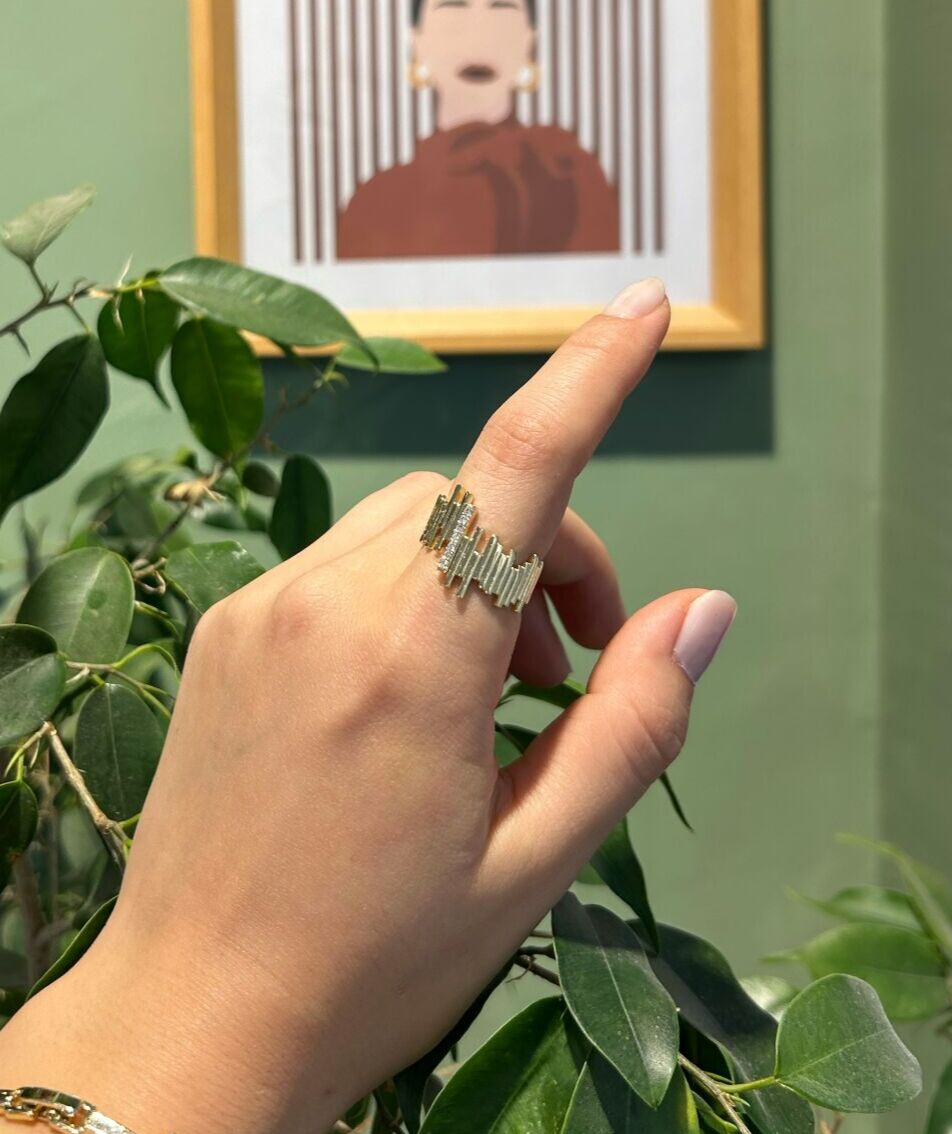 Altın Renkli Taşlı Çubuk Yüzük