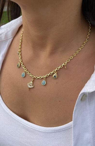 Kadın ve Taş Charmlı Kolye