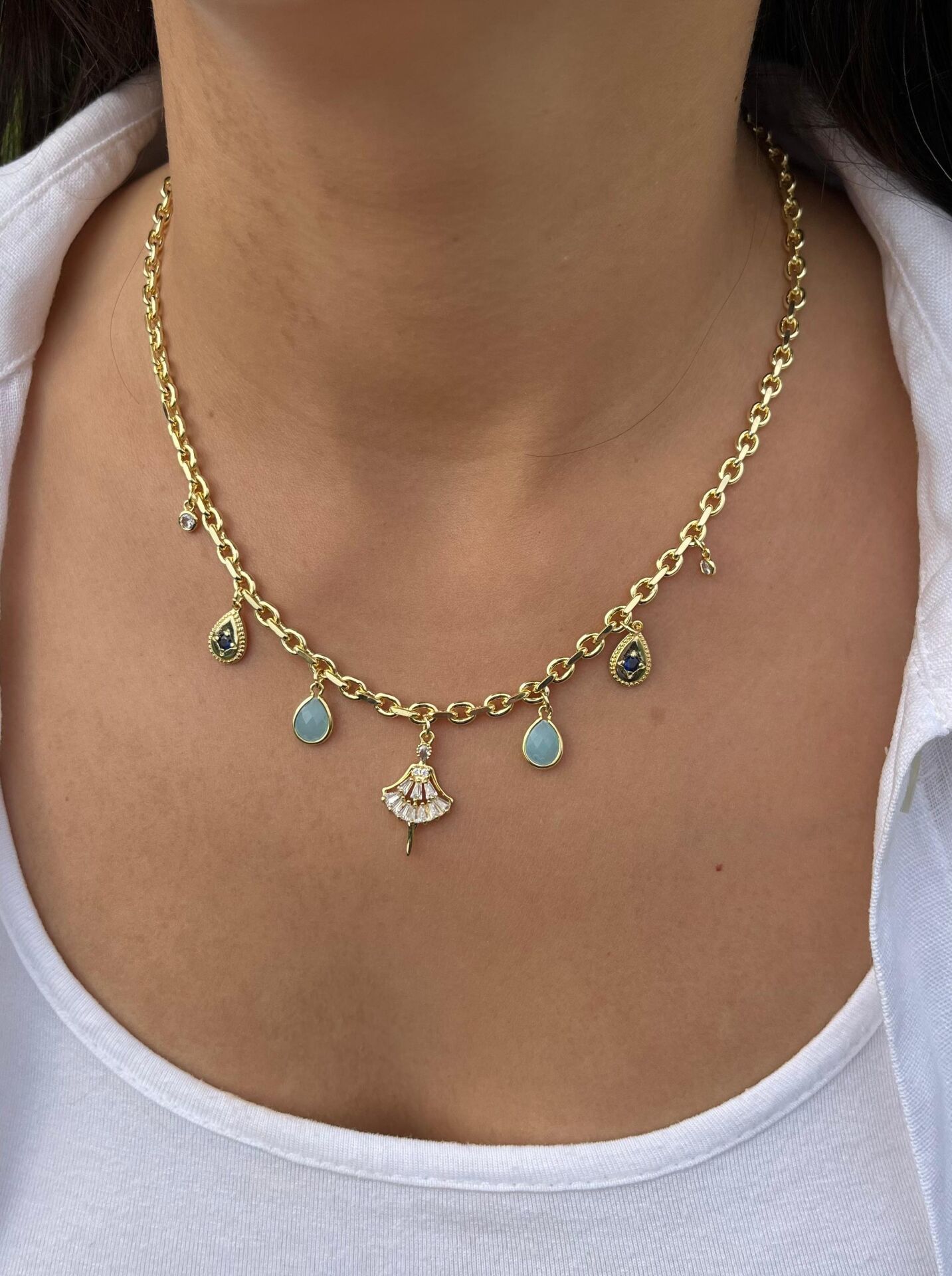 Kadın ve Taş Charmlı Kolye