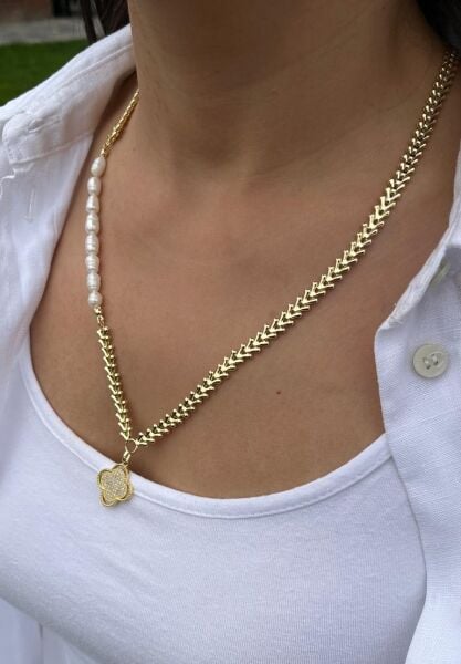 İnci Detaylı Kılçık Dizilim Yonca Uçlu Kolye