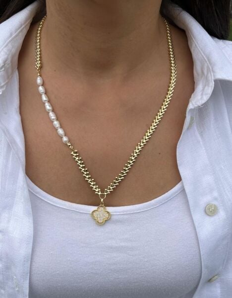 İnci Detaylı Kılçık Dizilim Yonca Uçlu Kolye