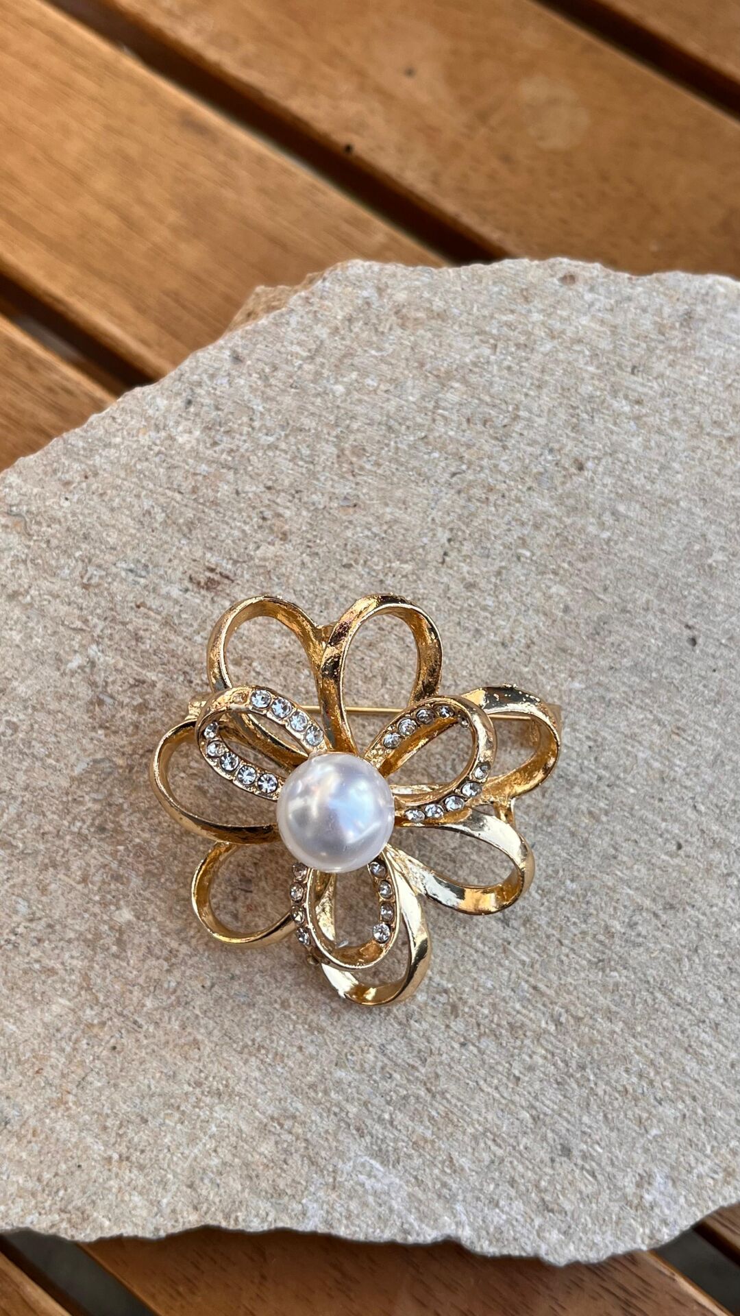 İncili Taşlı Broş