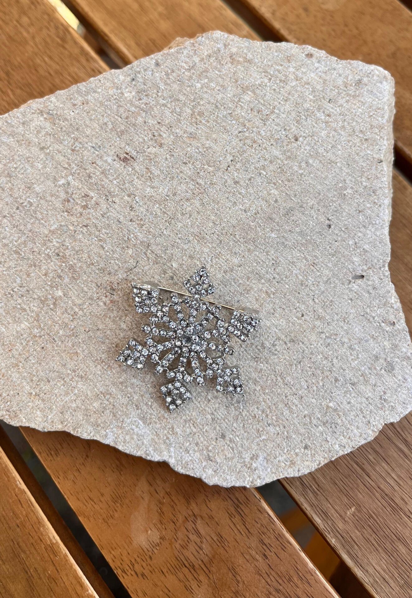 Taşlı Gümüş Kar Tanesi Broş