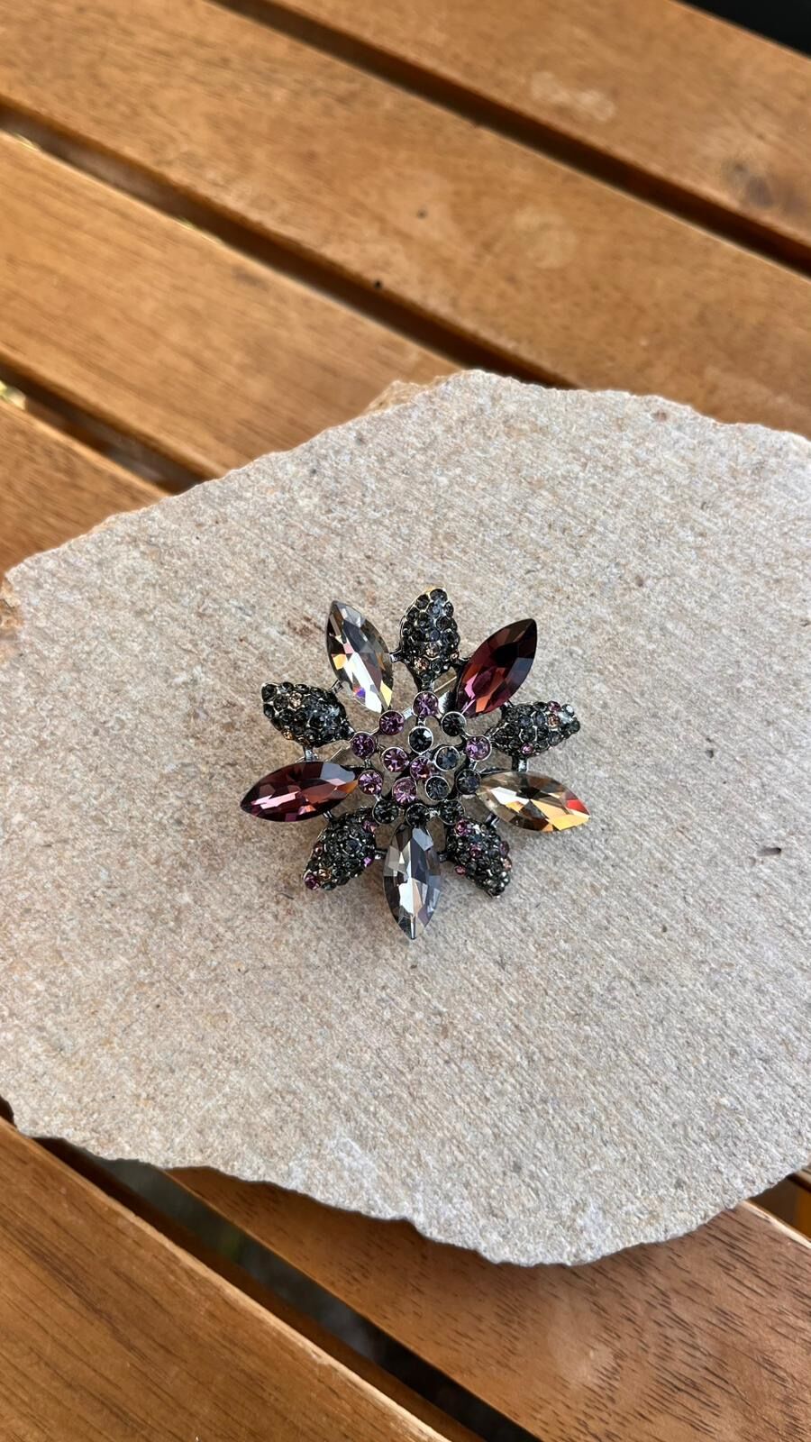 Taşlı Yaprak Broş