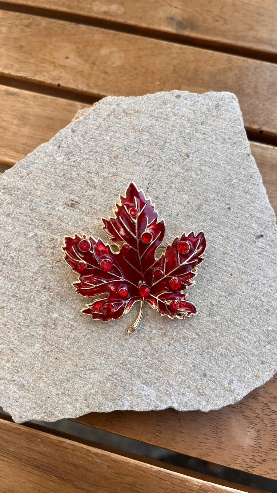 Taşlı Kırmızı Yaprak Broş