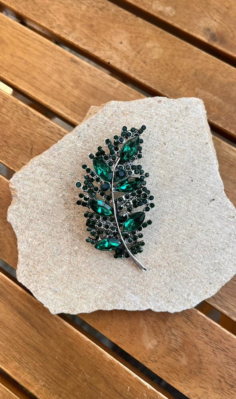 Yeşil Taşlı Yaprak Broş